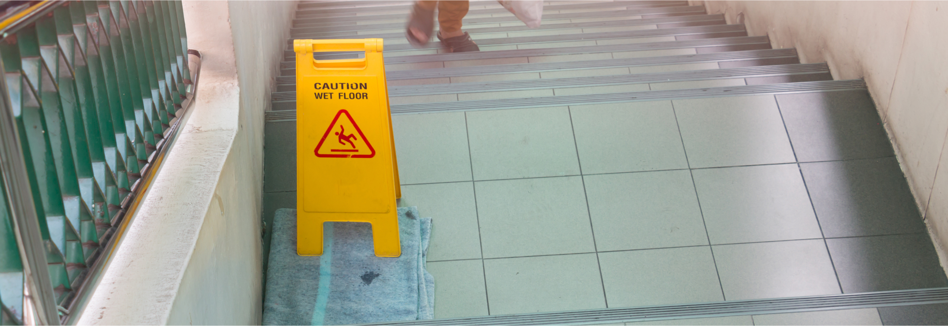 Yellow sign that alerts for wet floor